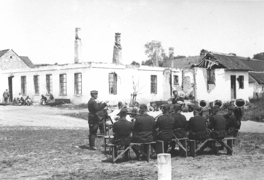 Трубачи 1-го полка в Маковице. 1942.